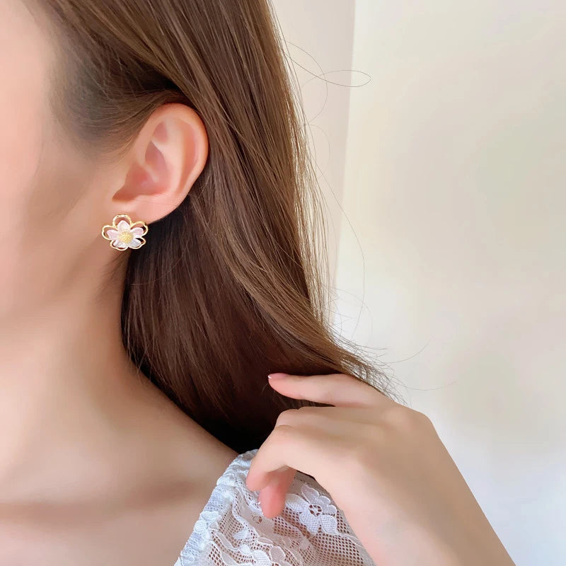 2021 Summer Fairy Non-pierced Ear Clip Double-layer Hollow Shell Flower Clip on Earrings for Women Temperament Elegant Earrings